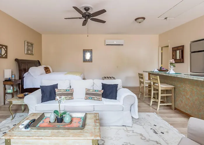 Wellness Casita With Hot Tub, Outdoor Sauna & Private Courtyard Guest house